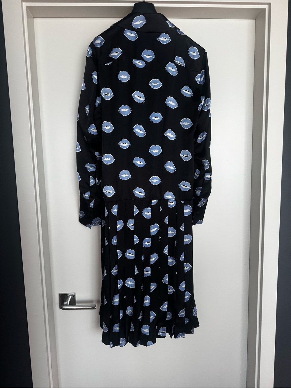 KHAITE Pre-Fall 2023 Lip Print Pleated Silk Dress Size 6 - Picture 10 of 13